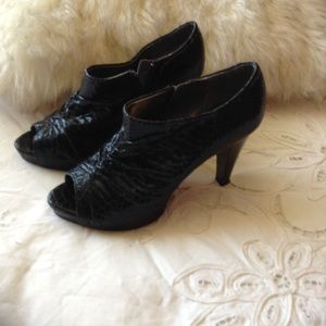 WORTHINGTON BLACK REPTILE PEEP TOE BOOTIE 6.5